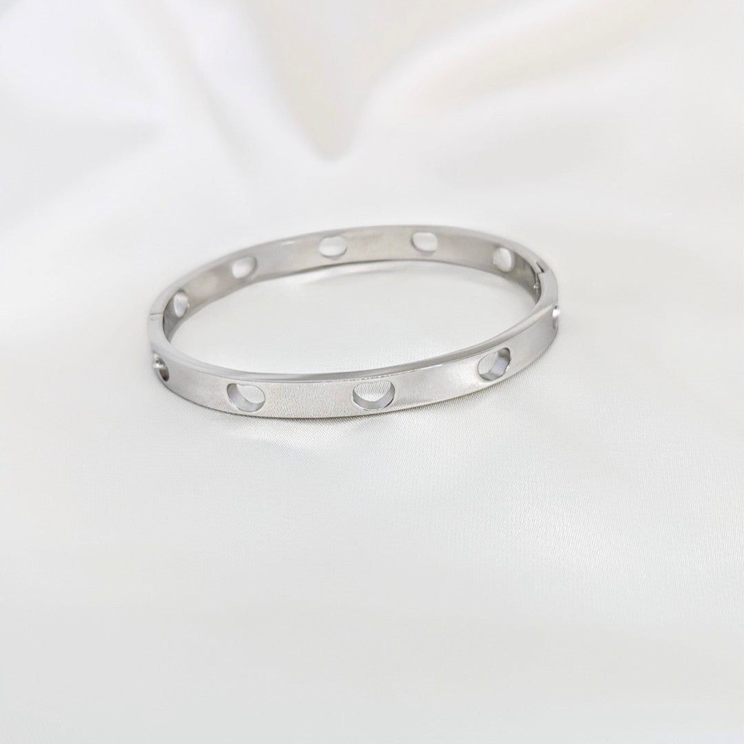 Hollow Heart Bracelet